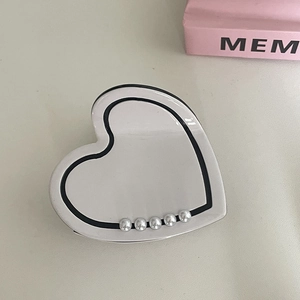 Elegant heart-shaped shark hair clip with white pearls and black outline for styling