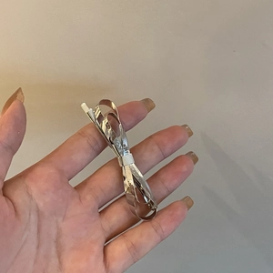 Barrette à cheveux nœud argenté double couche style Y2K avec finition métal poli