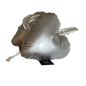 Pinza per capelli a cuore argento opaco con design bombato e cuciture vintage