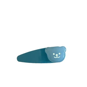 Barrette à cheveux ours bleu avec visage d'ours en résine pour enfants sur fond blanc