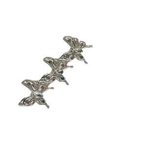 Barrette à cheveux papillon argentée avec strass colorés pour coiffure de femme stylée
