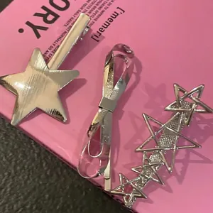 Lot de trois barrettes à cheveux étoile argentée Y2K et épingles en métal sur fond rose