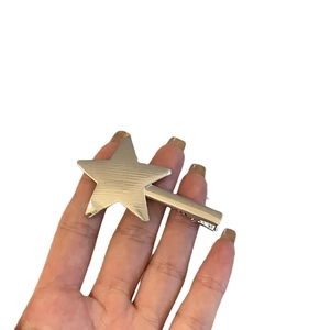 Barrette étoile argentée Y2K avec texture en métal brossé et design minimaliste chic