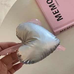 Pince à cheveux rose translucide avec un pendentif en forme de cœur argenté 3D