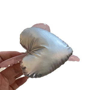 Pince à cheveux cœur argenté avec base rose translucide pour coiffures élégantes et chignons