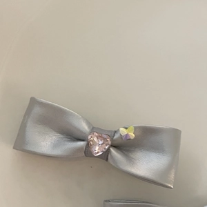 Pince à cheveux nœud en cuir argenté avec cristal de cœur rose pour femmes