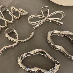 Grande Pince à Cheveux en Métal Argent Mat Ondulé Croix Nœud Pince Requin Accessoire Cheveux Géométrique pour Femmes Cheveux Épais