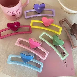 Lot de pinces à cheveux colorées avec motifs de cœurs disposées avec des accessoires déco