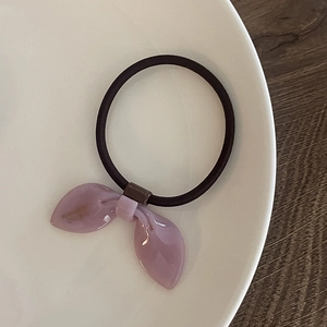 Élastique à cheveux style coréen avec nœud en acrylique violet sur plateau céramique