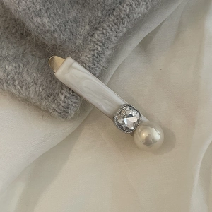 Elegante fermaglio per capelli dorato con trama marmorea, perle e strass lucidi