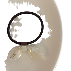 Élastique à cheveux avec nœud en acrylique doux pour queue de cheval élégante