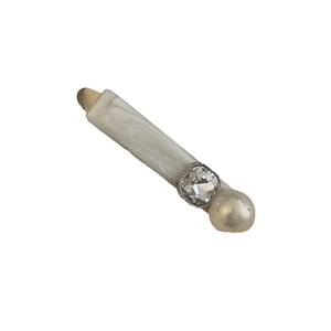 Fermaglio per capelli dorato con resina marmorizzata, strass quadrati e perle