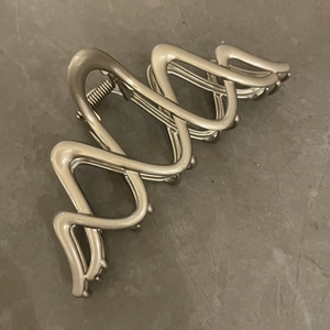 Pince à cheveux en métal argent mat avec design géométrique ondulé pour coiffures chic