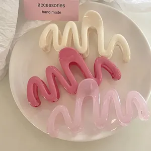 Grande Pince à Cheveux Ondulée pour Femmes Acrylique Antidérapante Accessoires de Cheveux Style Coréen Pince Géométrique Couleur Unie