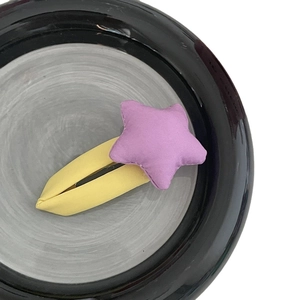 Barrette étoile violette pour fille avec pince enveloppée de tissu jaune vif