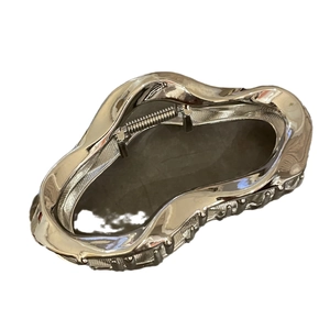 Pince à cheveux irrégulière en métal liquide argenté avec finition miroir brillant