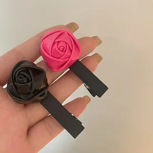 Barrettes à cheveux roses en cuir rose et noir avec pétales brillants et pince métal