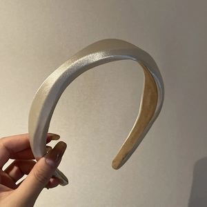 Detailed view of the thickened champagne satin headband with non-slip velvet lining