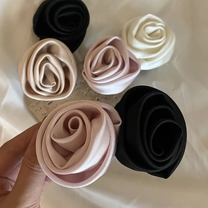 Barrettes à fleurs de rose en satin faites main en beige, champagne, rose et noir