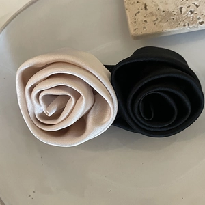Détail de pinces à cheveux rose en satin faites main avec texture élégante de pétales