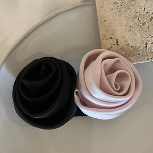 Détails de barrettes roses en satin faites main en noir et rose avec finition élégante