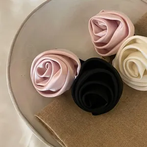 Pince à Cheveux Fleur de Rose Faite à la Main Française en Satin Floral Clip Latéral pour Femmes Accessoire de Cheveux Élégant Mariage Fête