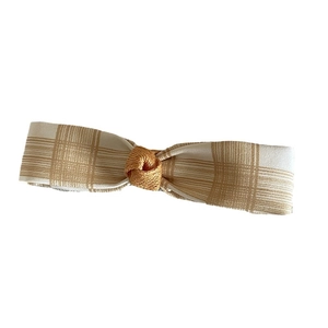 Barrette à cheveux à carreaux jaune et blanc avec un nœud central tressé texturé