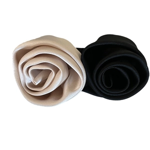 Barrettes à cheveux élégantes en forme de rose de soie artisanale, coloris or et noir