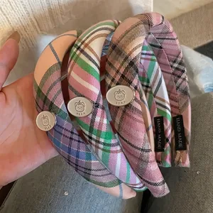Sweet British Plaid Fabric Headband For Women Girls Vintage Checked Hair Band With Cartoon Bear Badge Handmade Hair Accessory