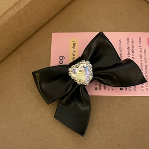 Fermaglio per capelli con fiocco in pelle nera, cristallo a cuore e strass lucidi