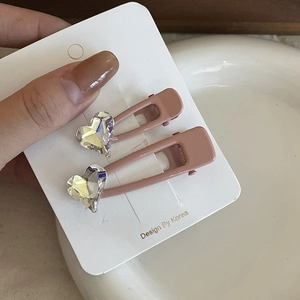 Juego de dos horquillas de corazón con diamantes morados mate en tarjeta de joyería