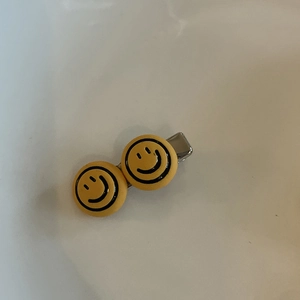 Simpatiche mollette per capelli gialle con faccina sorridente e clip in metallo opaco