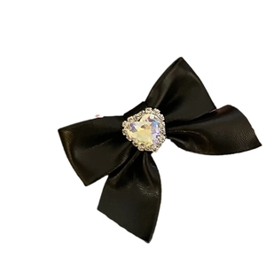 Elegante fermaglio per capelli a fiocco nero con strass a forma di cuore scintillante