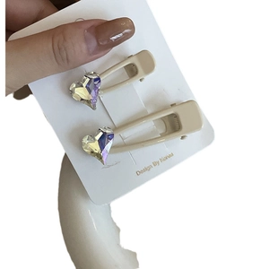 Set de dos pinzas de pelo mate beige con cristales irisados en forma de corazón