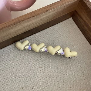 Eleganter silberner Metall-Haarclip mit weißen Harzherzen und bunten Kristall-Steinen
