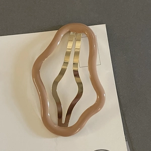 Barrette à cheveux nuage rose poudré avec cadre métallique doré et design ondulé