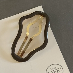 Pince à cheveux ondulée en forme de nuage avec résine marron foncé et base dorée