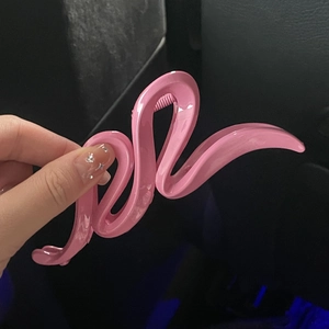 Pince à cheveux rose brillante avec design ondulé élégant et finition résine moderne