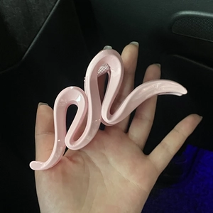 Pince à cheveux rose en forme de vague avec finition brillante pour un style chic
