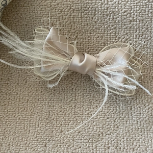 Elegant champagne satin bow hair clip with white lace mesh and soft feather decoration