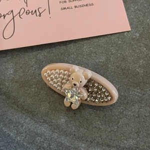 Pince à cheveux en résine rose avec ours en perles et décor d'étoile en cristal