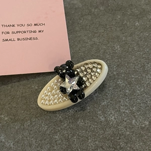 Barrette ours élégante avec perles et strass sur base en résine crème pour femme