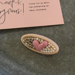 Pince à cheveux cœur rose avec perles blanches et strass brillants pour femme