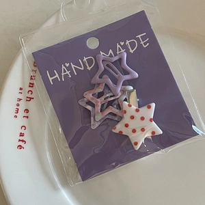 Lot de barrettes étoile avec motifs marbre violet et pois sur carte de support