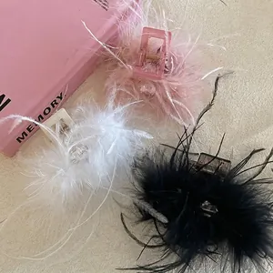 Pinces à cheveux élégantes en plumes d'autruche avec strass en rose, blanc et noir