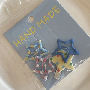 Lot de barrettes en forme d'étoile avec carreaux bleus et pois colorés sur carte