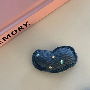 Pince à cheveux Y2K en denim en forme de cœur avec strass bleus et coutures