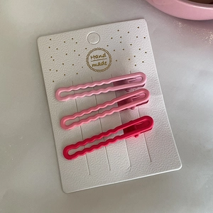 Trois barrettes à cheveux ondulées dégradé rose sur une carte de papier faite main