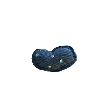 Pince à cheveux cœur en denim style Y2K dopamine avec strass colorés sur fond blanc