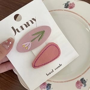 Détails de barrettes à cheveux faites main avec broderie de tulipes roses sur carte